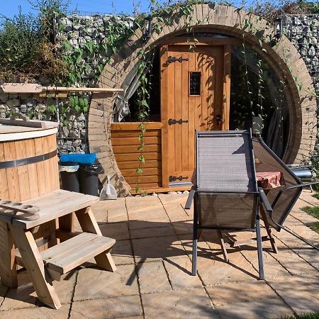 Romantic Escape Luxury Hobbit House With Hot Tub! Sheerness Dış mekan fotoğraf