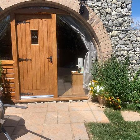 Romantic Escape Luxury Hobbit House With Hot Tub! Sheerness Dış mekan fotoğraf