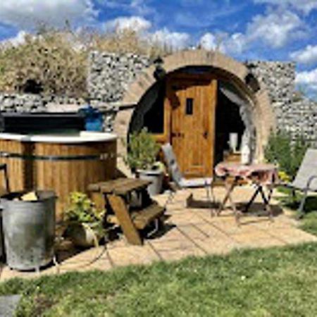 Romantic Escape Luxury Hobbit House With Hot Tub! Sheerness Dış mekan fotoğraf