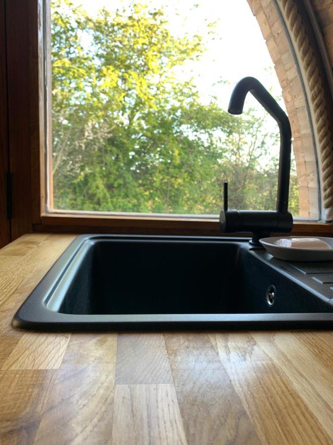 Romantic Escape Luxury Hobbit House With Hot Tub! Sheerness Dış mekan fotoğraf