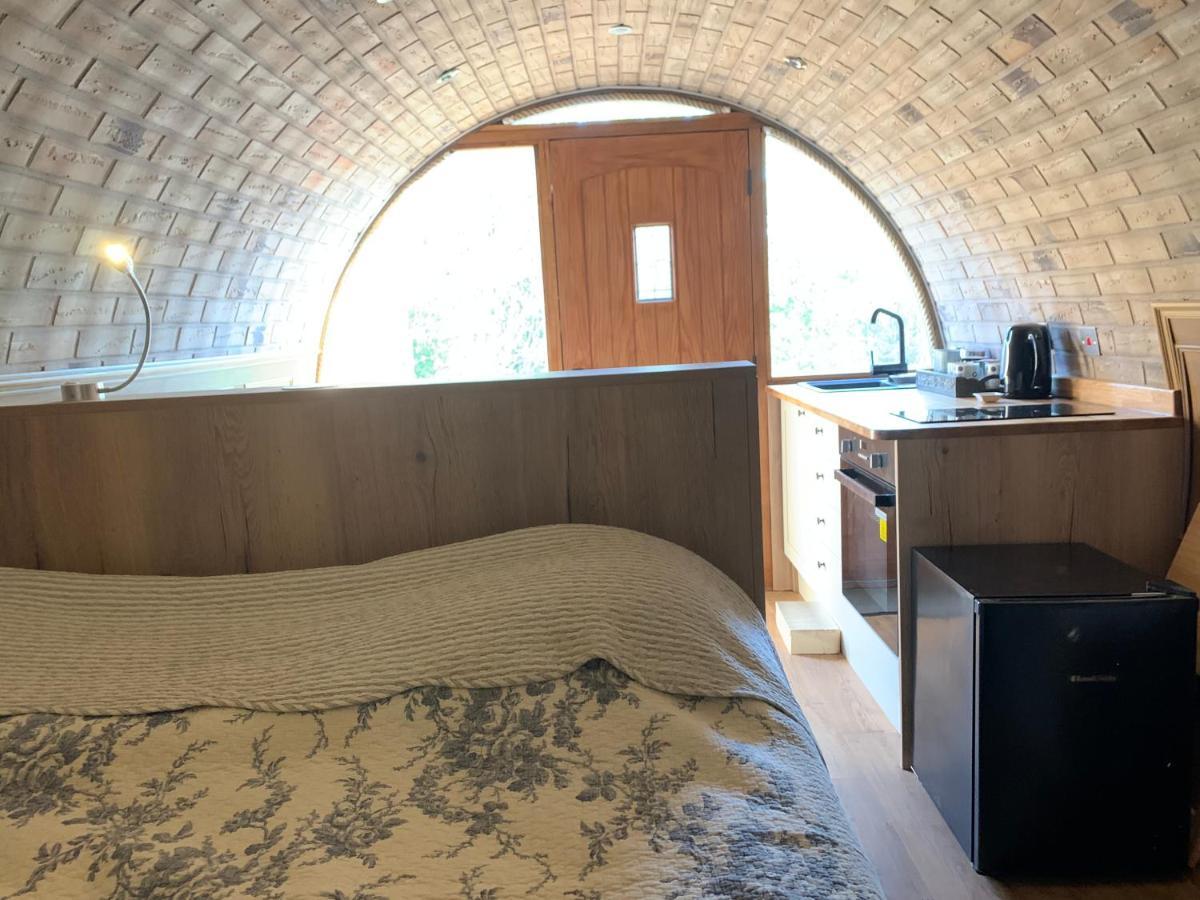Romantic Escape Luxury Hobbit House With Hot Tub! Sheerness Dış mekan fotoğraf