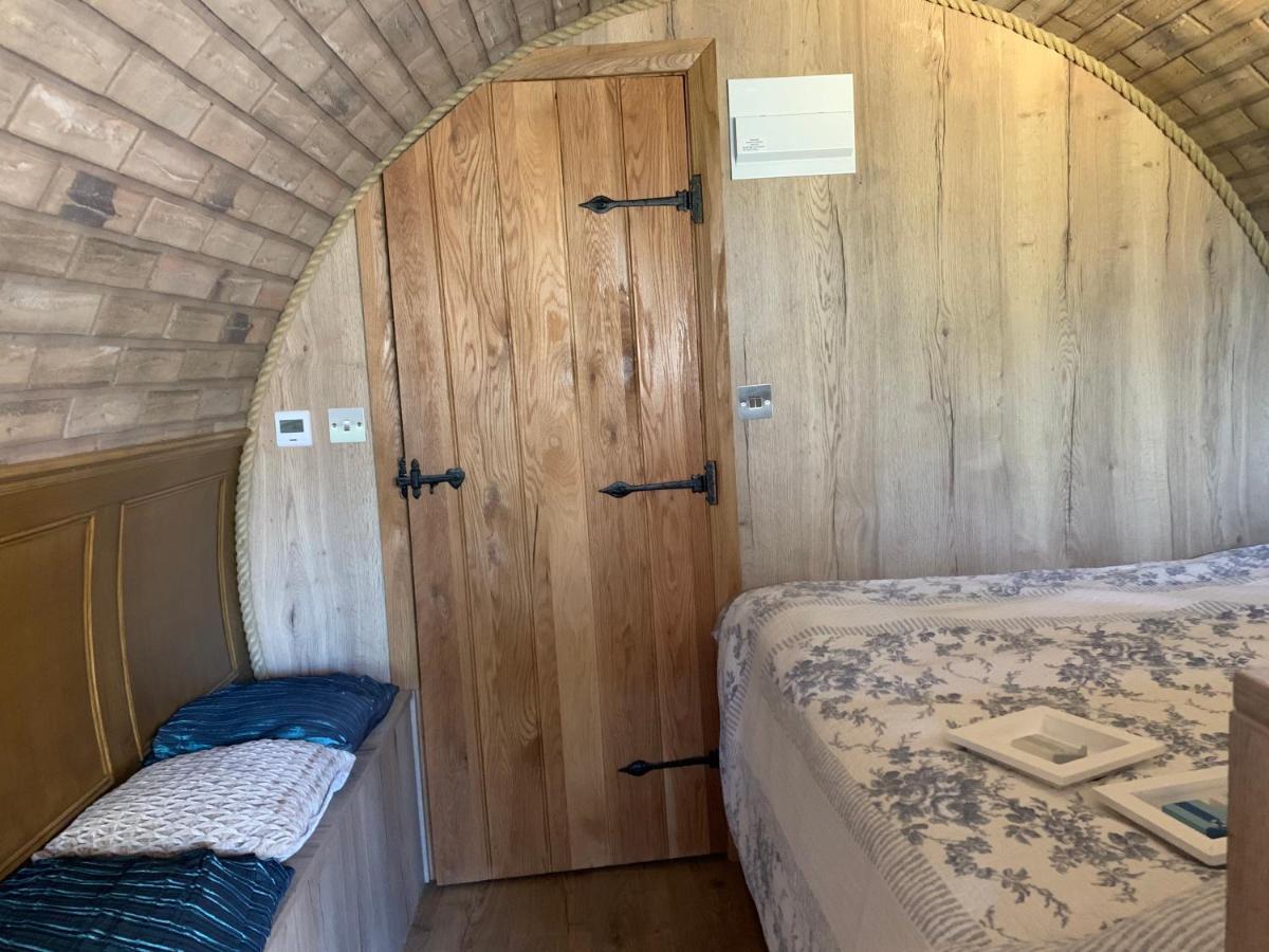 Romantic Escape Luxury Hobbit House With Hot Tub! Sheerness Dış mekan fotoğraf
