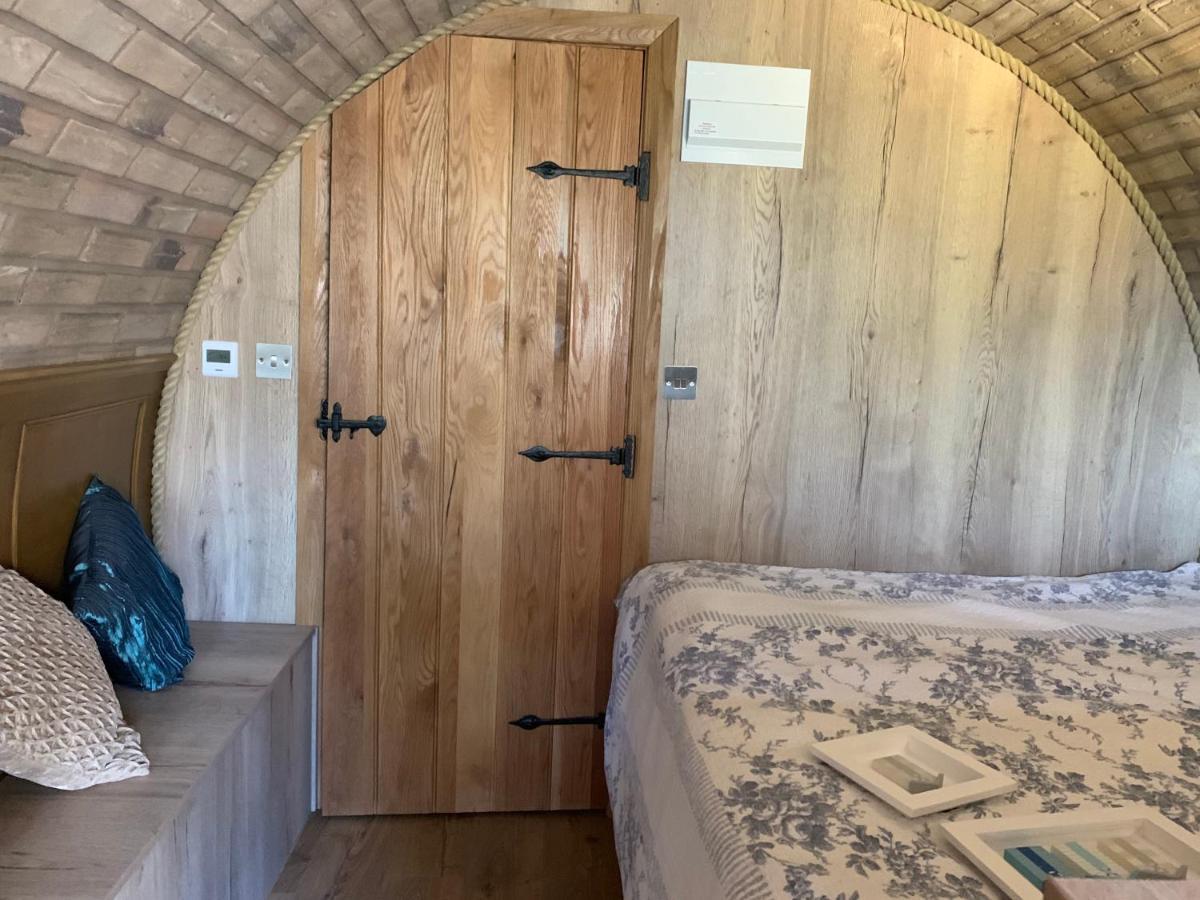 Romantic Escape Luxury Hobbit House With Hot Tub! Sheerness Dış mekan fotoğraf