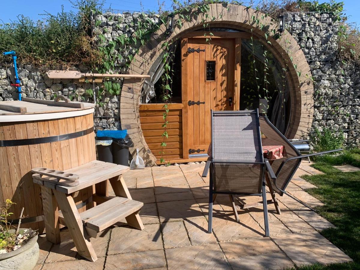 Romantic Escape Luxury Hobbit House With Hot Tub! Sheerness Dış mekan fotoğraf