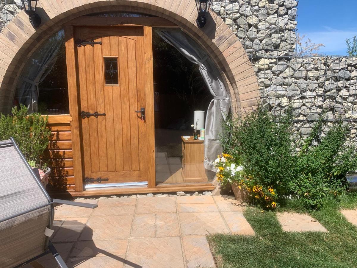 Romantic Escape Luxury Hobbit House With Hot Tub! Sheerness Dış mekan fotoğraf