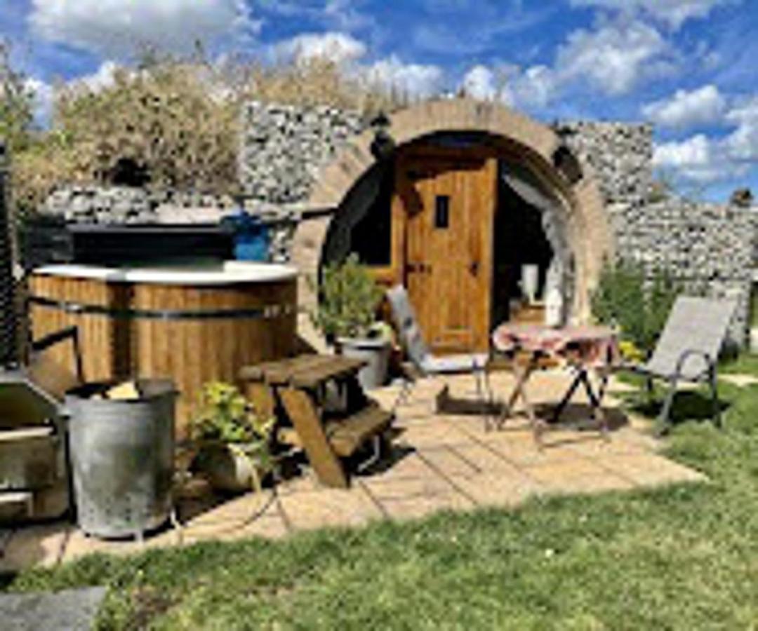 Romantic Escape Luxury Hobbit House With Hot Tub! Sheerness Dış mekan fotoğraf